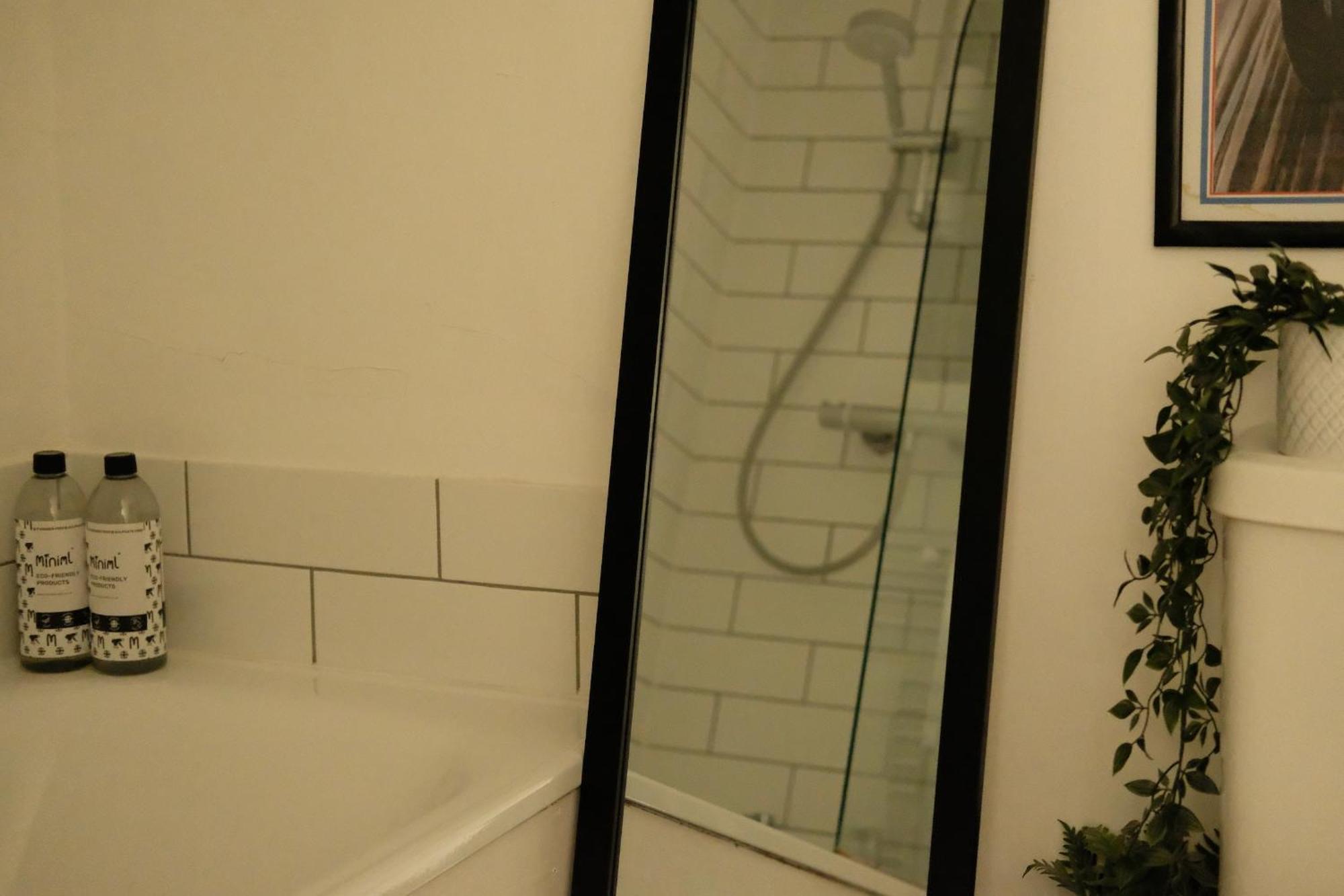 Spacious City Centre Apartment บาธ ภายนอก รูปภาพ