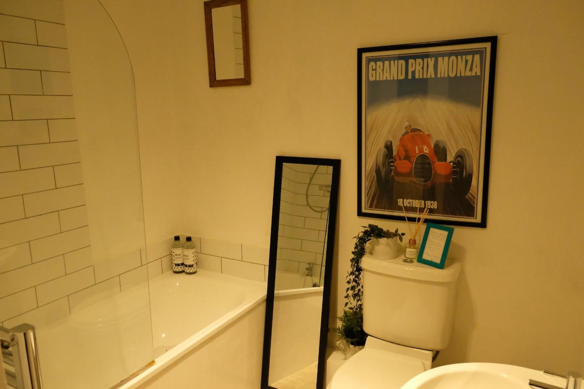 Spacious City Centre Apartment บาธ ภายนอก รูปภาพ